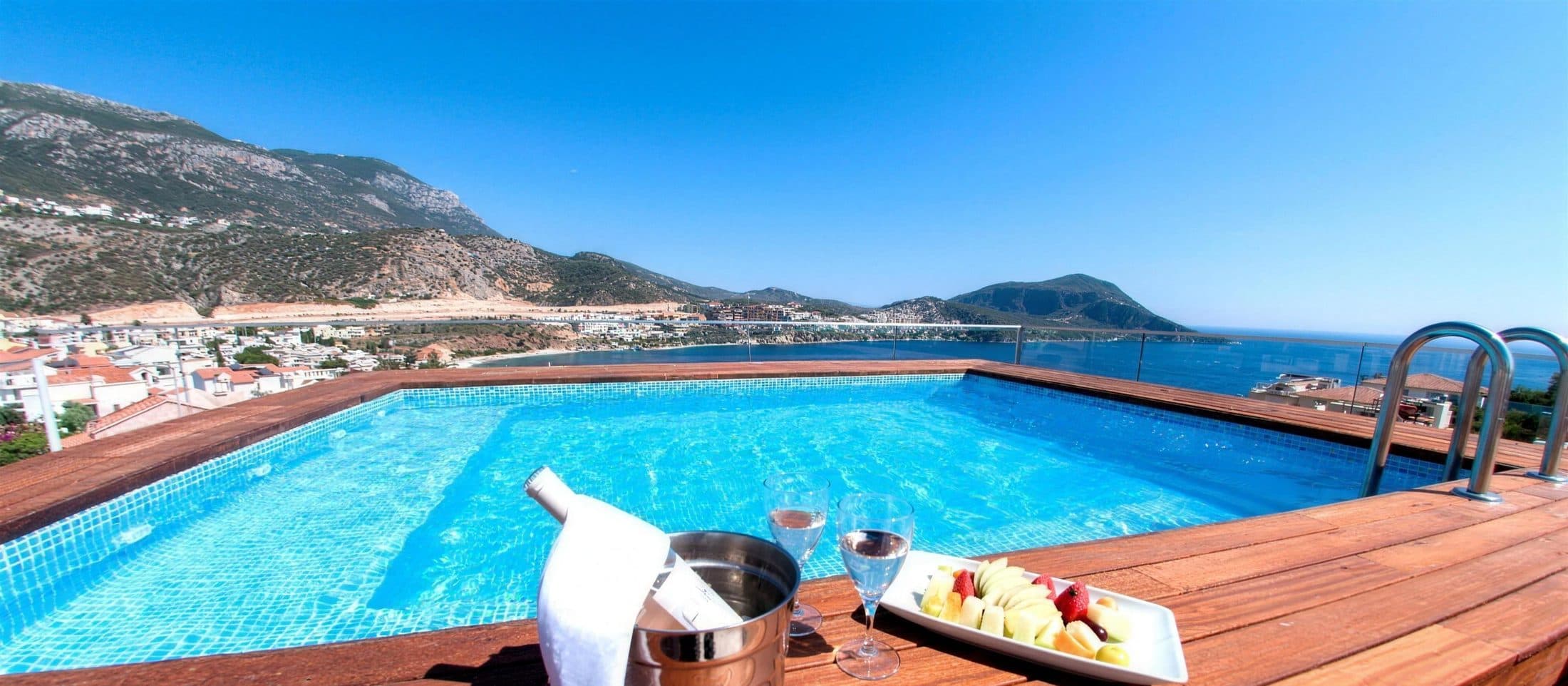 Teras ve Çatı Havuzları — RAPSODY OTEL · KAŞ, ÇATI UYGULAMASI