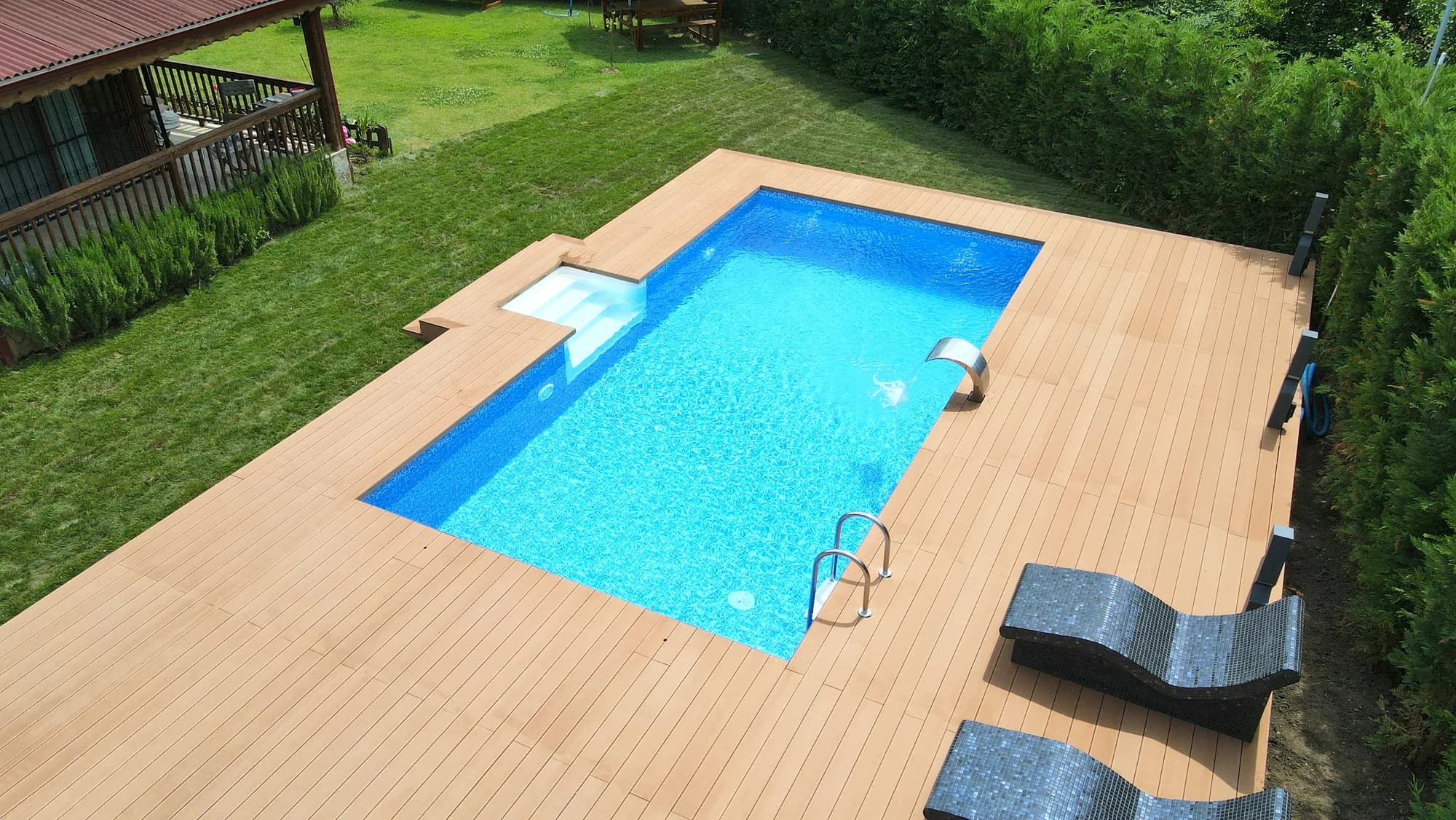 Geniş ahşap deck üzerinde panel havuz