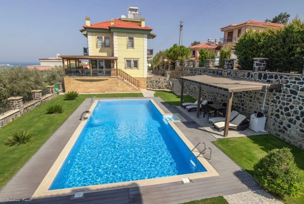 Sığ bölgesi bulunan aile havuzu