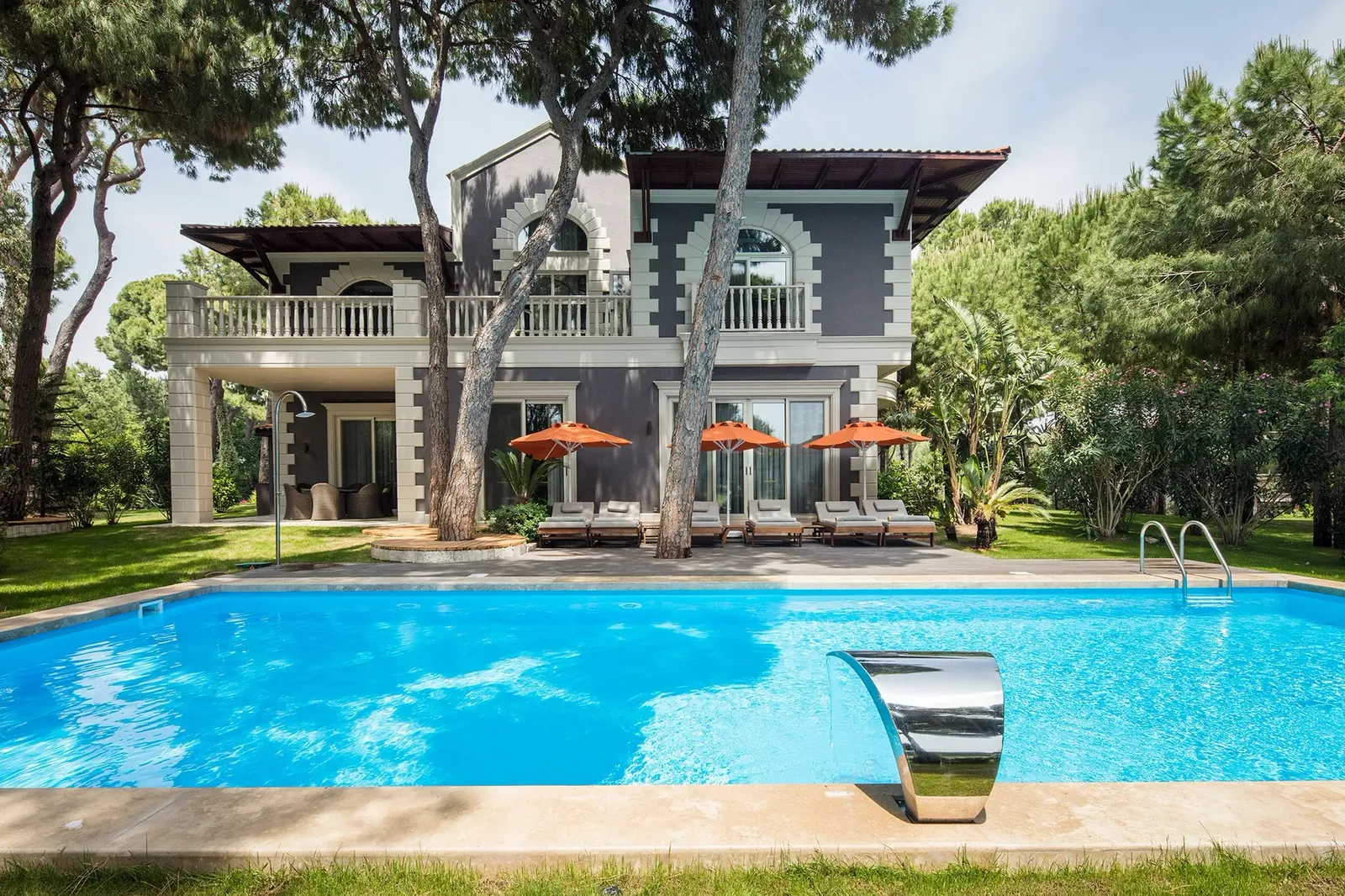 Villa bahçesinde Fiplus panel havuz