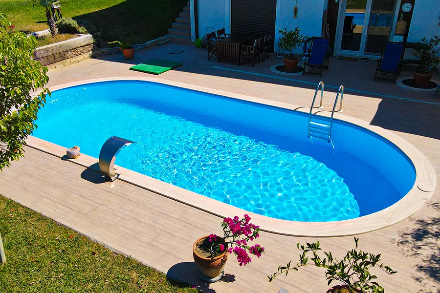 Maldiv havuz, ahşap deckli bahçe