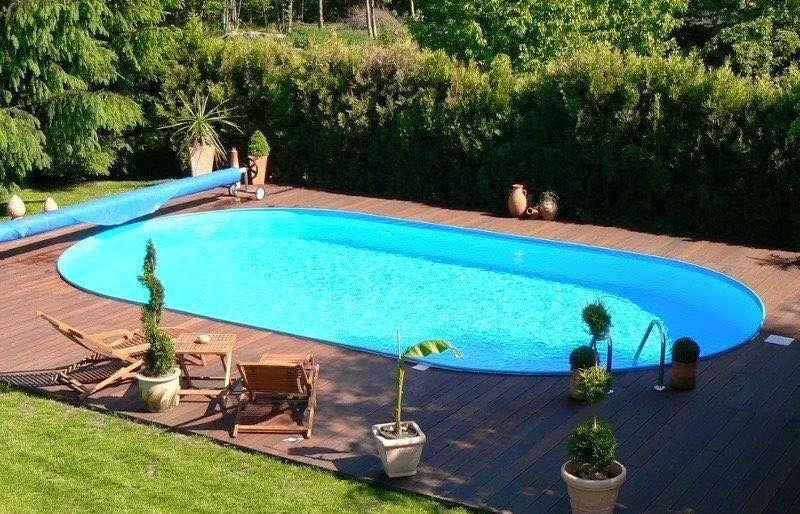 Saksılı düzenlemeyle Maldiv oval havuz