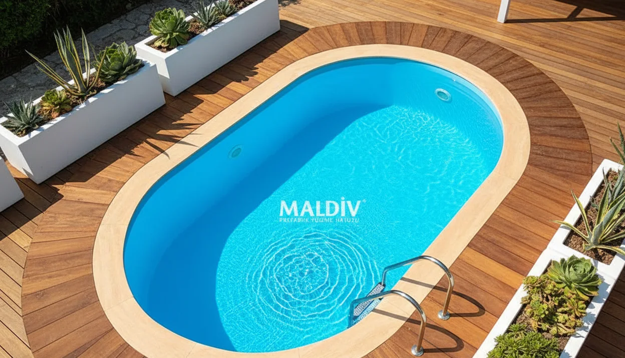 Ahşap deckli bahçede Maldiv oval havuz